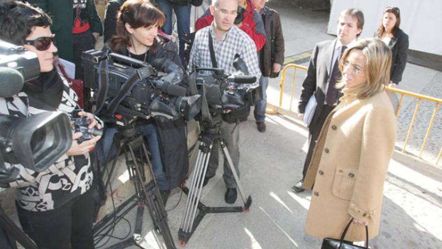 Germán Rodríguez, darrera de Chacón, en un acte a Girona el 2008.