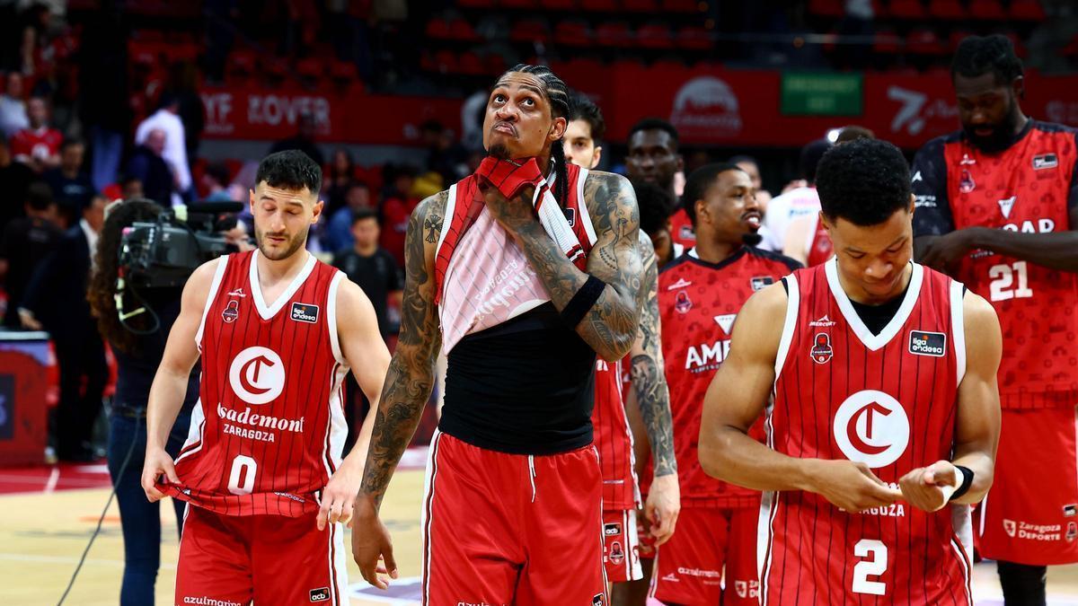 Spissu, Robinson y Bell-Haynes abandonan el Príncipe Felipe con cara de circunstancias.