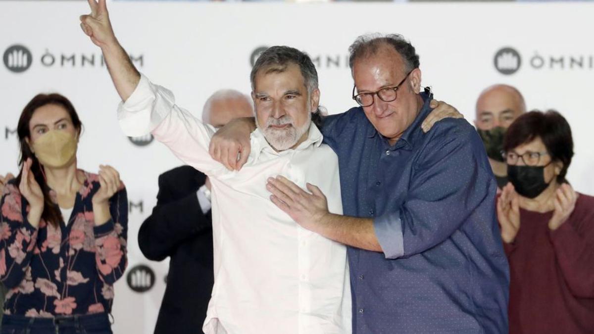 Xavier Antich, ahir, abraçant el ja expresident d’Òmnium, Jordi Cuixart. | EFE