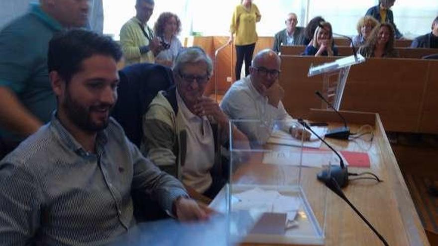 Hugo Fandiño y Mariano Abalo, en la &quot;mesa de edad&quot; del pleno. // C.G.