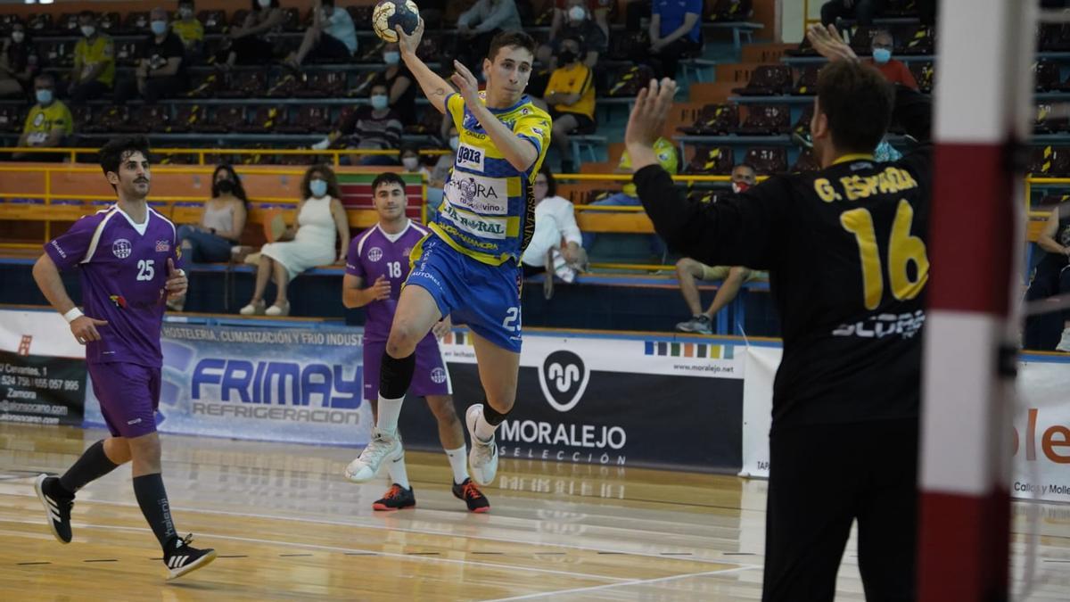 Horcajada lanza a puerta ante Sant Martí Adrianenc