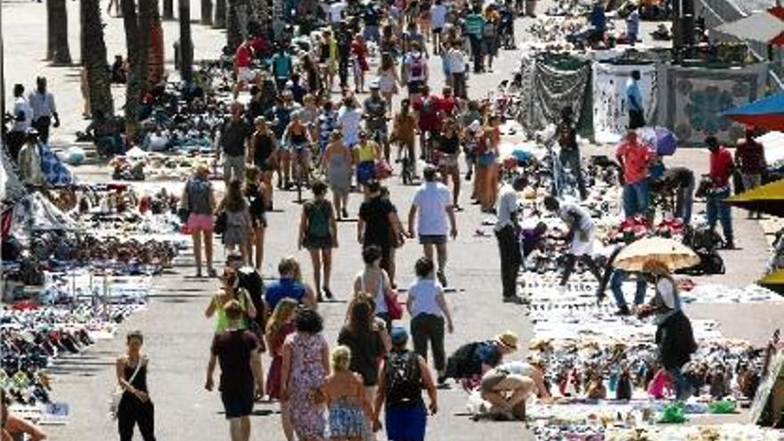 El passeig de Sant Joan de Borbó de Barcelona ple de venedors ambulants durant la jornada d&#039;ahir.