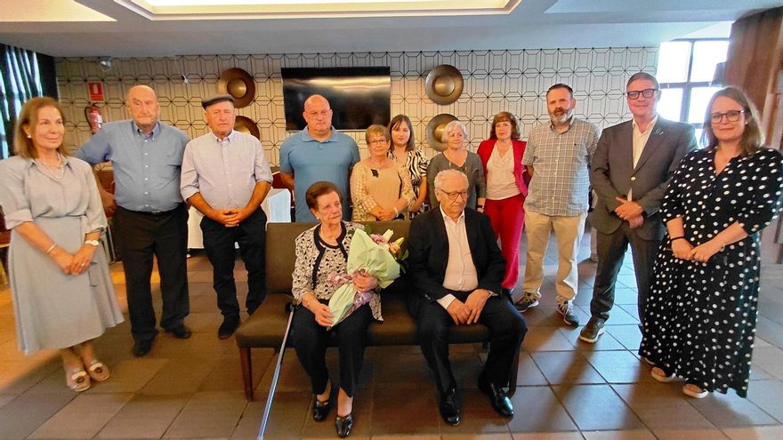 Homenaje a Rosa Gutiérrez y Enrique Berridi de la Asociación de Mayores de Onís &quot;El Güeña&quot;
