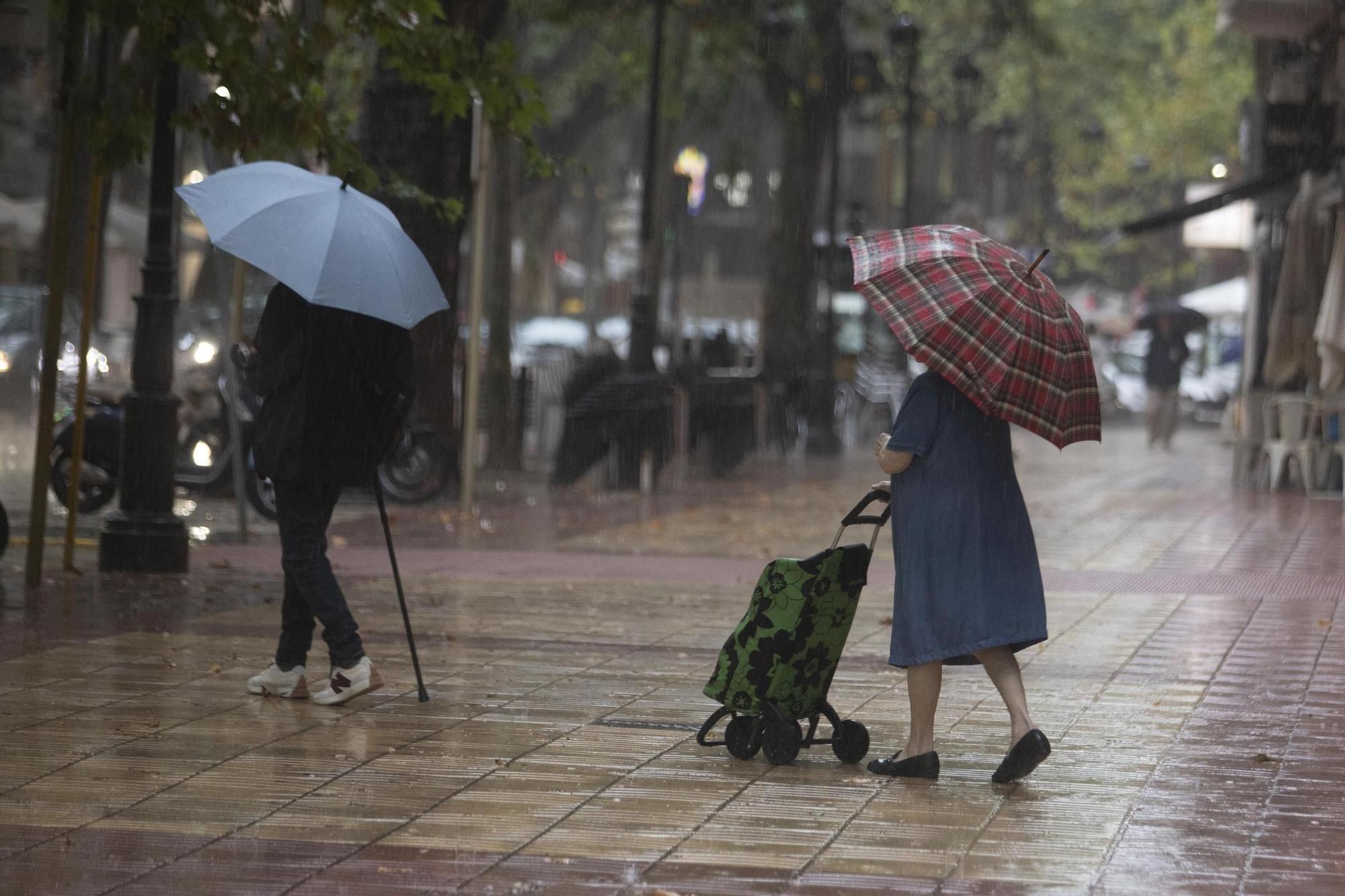Galería: La lluvia descarga con fuerza en Xàtiva