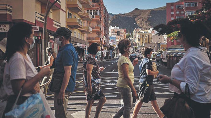 Un grupo de personas pasea por Santa Cruz de Tenerife.