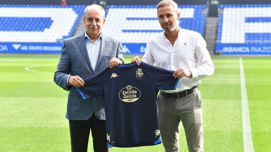 Antonio Couceiro, presidente del Deportivo, con Oscar Cano en la presentación. |  // VÍCTOR ECHAVE