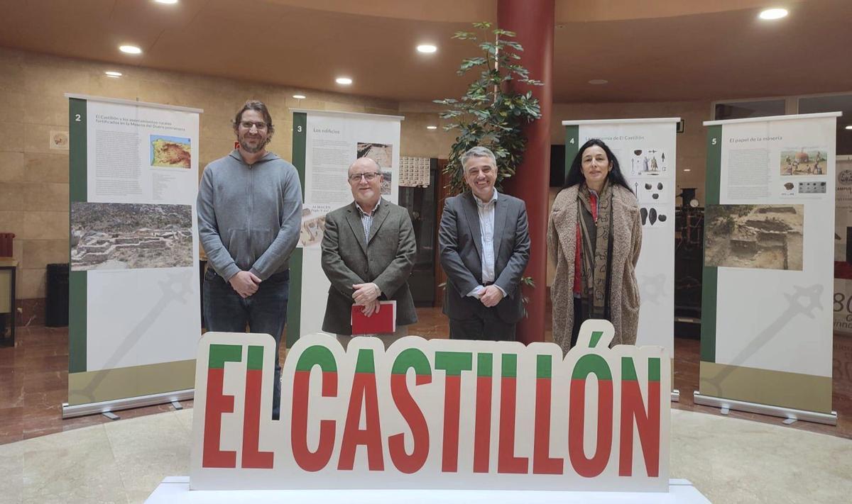 Representantes de Zamora Protohistórica y de la Universidad de Salamanca en la exposición.