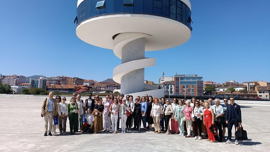 Finaliza el exitoso curso de la Nebrija con un artística visita al Centro Niemeyer