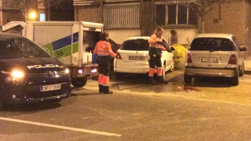 Operarios de Emulsa limpian el rastro de sangre en la calle Puerto de Leitariegos.