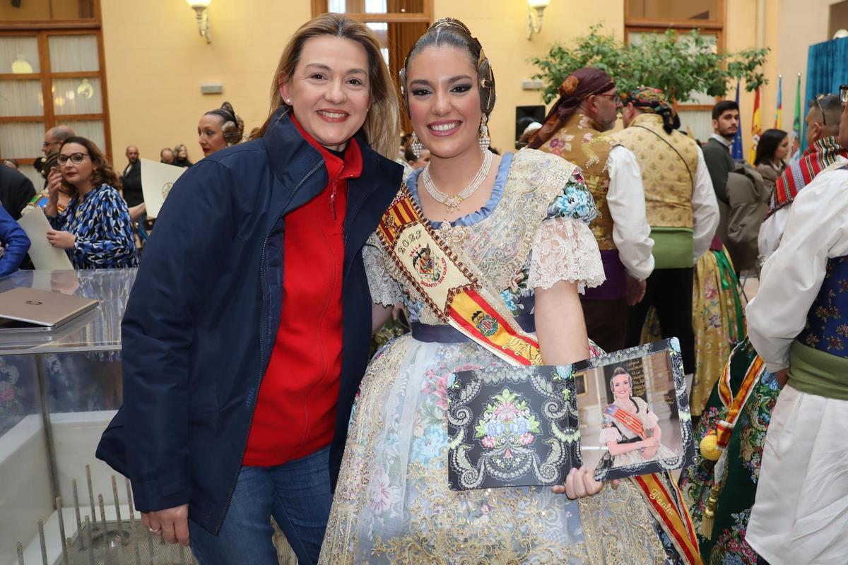 Paula Valls y su madre, Maite López, corte de honor 1989