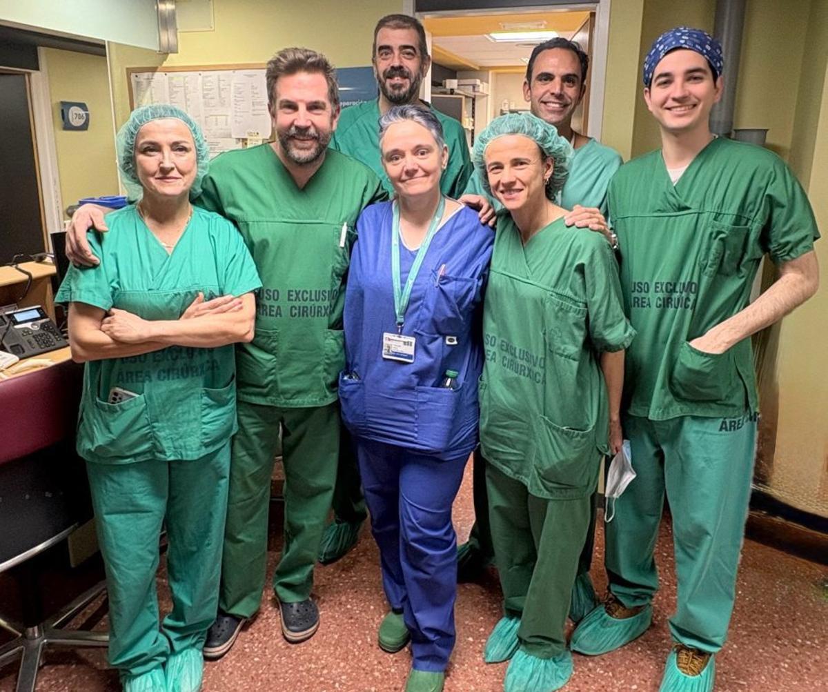 Equipo cirúrgico y técnico que intervino en el Hospital Montecelo.