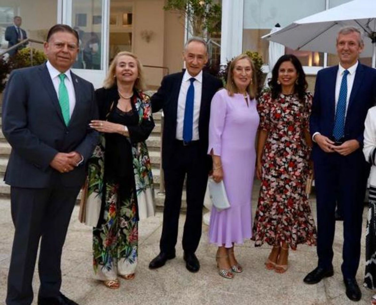 Canteli y su mujer, junto a Ana Pastor y su marido y Alfonso Rueda y su mujer, en La Toja. 