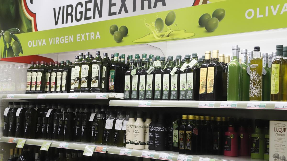 Expositor de aceite de oliva virgen extra de un supermercado de Córdoba.