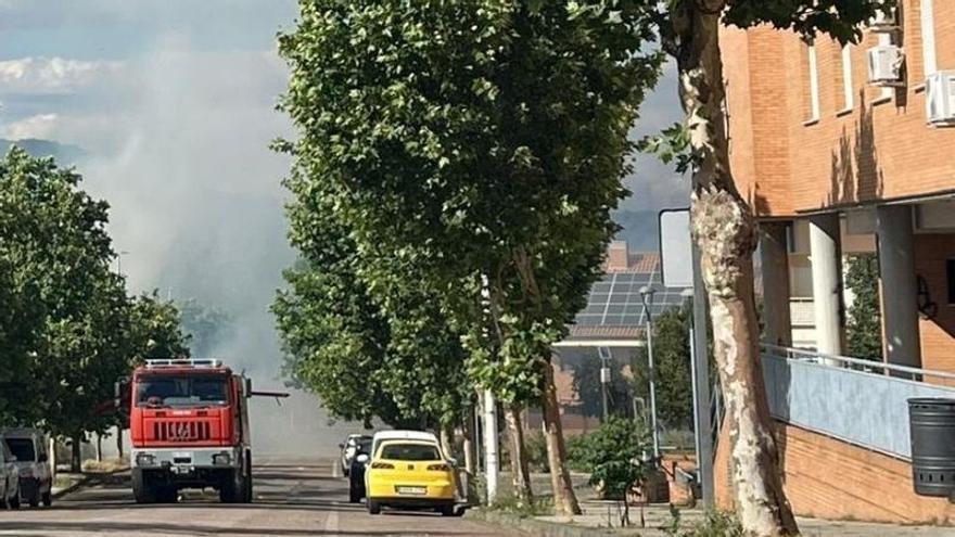 El humo invade el cielo de Mérida por un incendio junto a la autovía