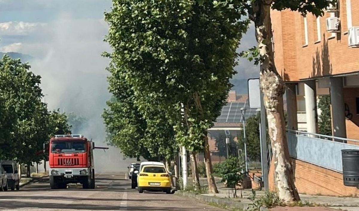 Un camión de bomberos trabaja en la zona de El Prado, en Mérida, entre una intensa humareda provocada por el incendio de pastos.