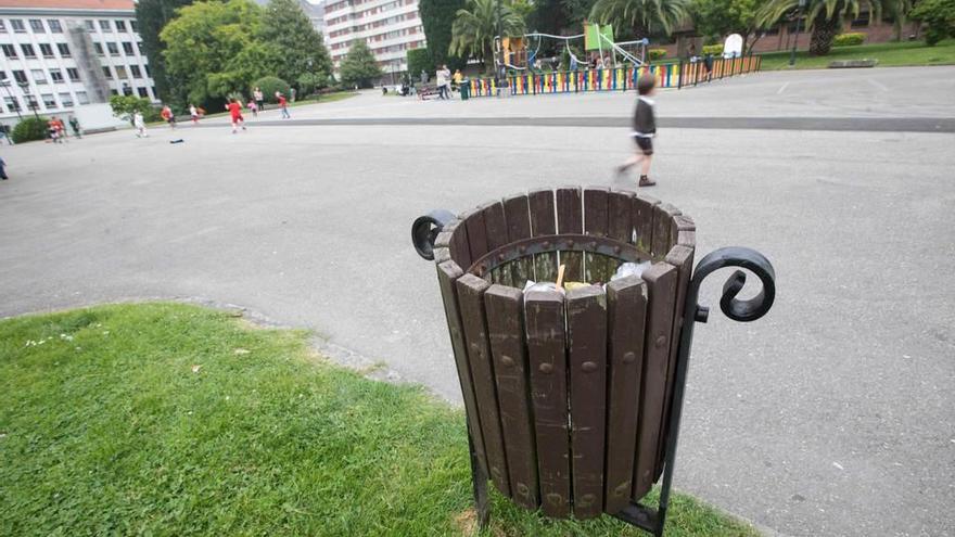 Una de las papeleras a sustituir en la zona de Llamaquique.