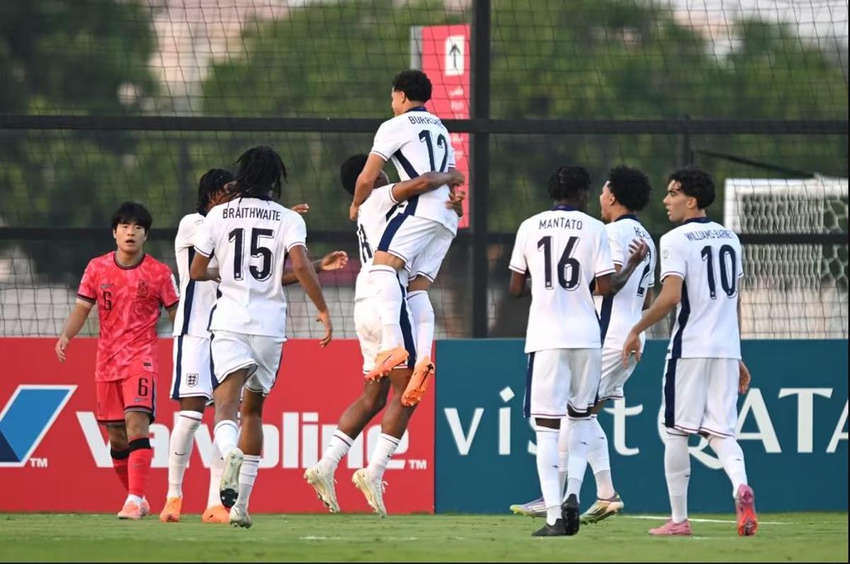 Los jugadores de Inglaterra celebran e gol de Heskey.