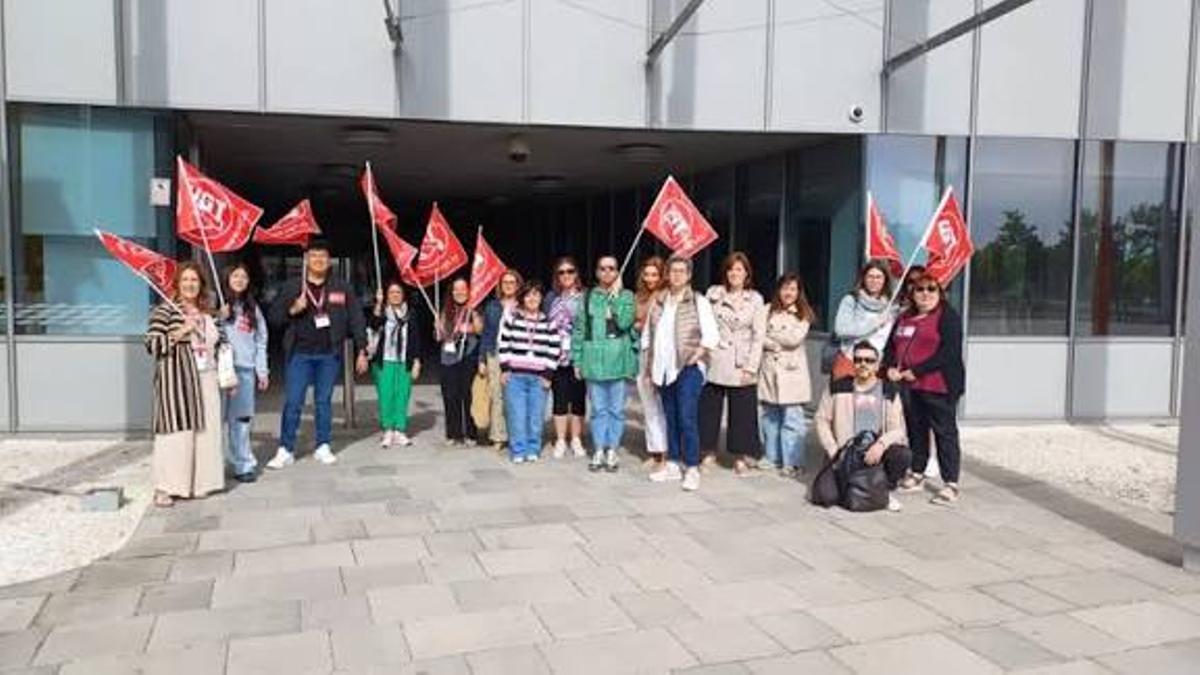 Imagen de archivo de una protesta de los trabajadores de Zelenza CEX en Zaragoza, que prestan el servicio de atención al cliente de WiZink que se va a deslocalizar a Portugal.