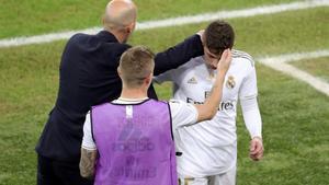 Zidane saluda a Fede Valverde tras la expulsión del uruguayo en la final de la Supercopa.