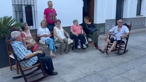 Vecinos de Algar sentados al fresco durante el verano, una tradición que el Ayuntamiento quiere declarar como Patrimonio Inmaterial de la Unesco.