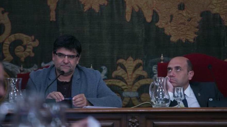 Pavón (Guanyar), junto a Echávarri (PSOE), en un pleno con el tripartito al frente del gobierno.