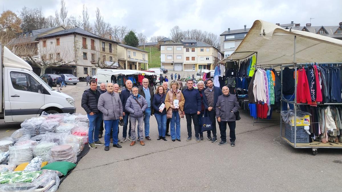 Elvira Velasco, Óscar Ramajo, Fernando Javier Prada, alcaldes y concejales de Sanabria y Carballeda en el mercado de El Puente de Sanabria.