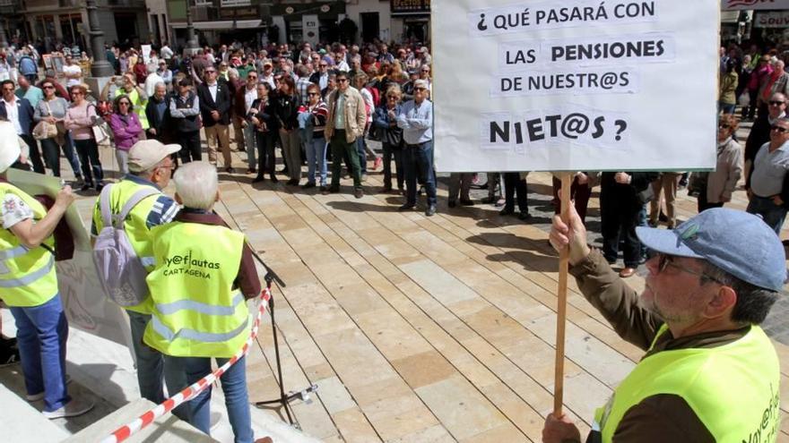 Los yayoflautas mantienen sus protestas por las pensiones