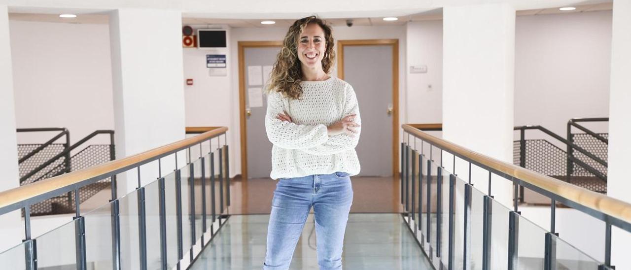 La nueva decana en los pasillos del edificio de la Facultad de Ciencias de la Salud.