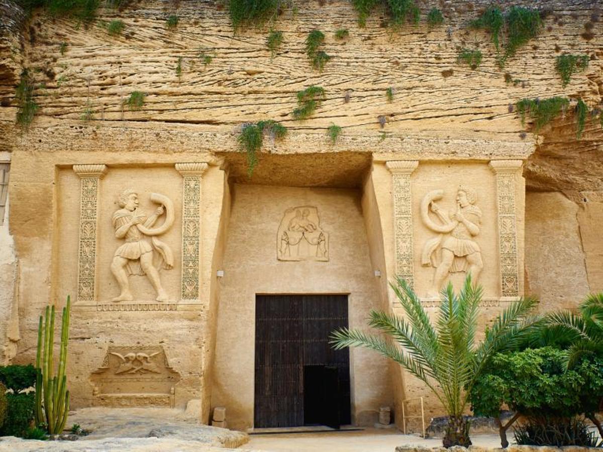 Entrada al templo de El Coto de las Canteras.