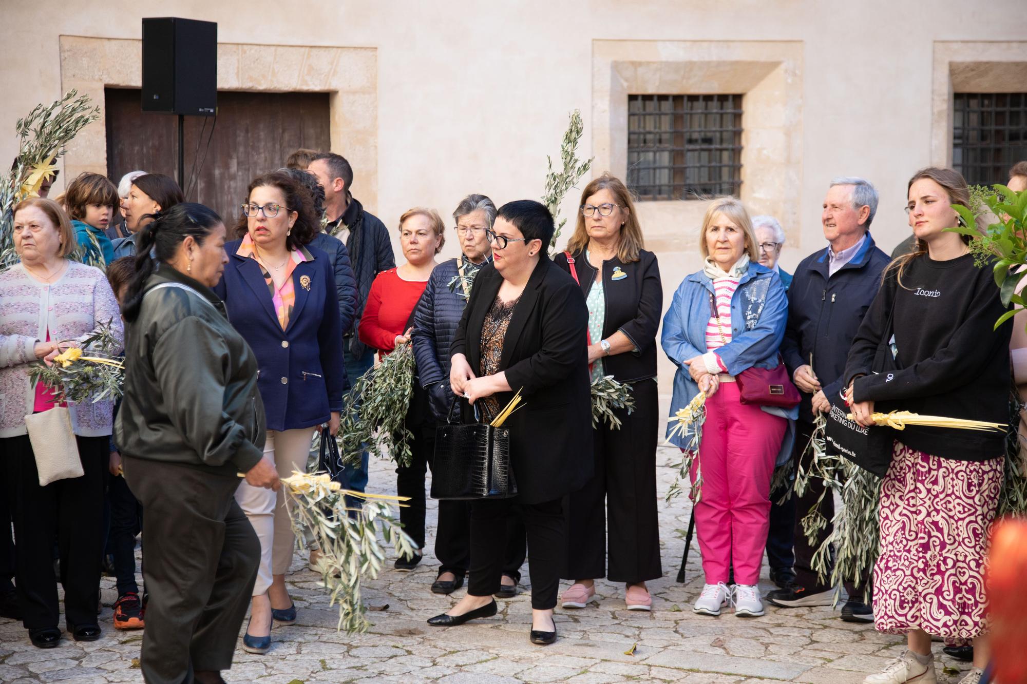 El obispo de Mallorca, Sebastià Taltavull, da el ‘sus’ al Domingo de Ramos, con la la bendición de los ramos y una misa en la Seu