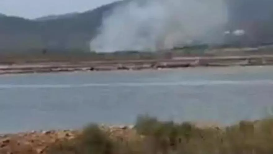 Alerta por un incendio junto al aeropuerto de Ibiza