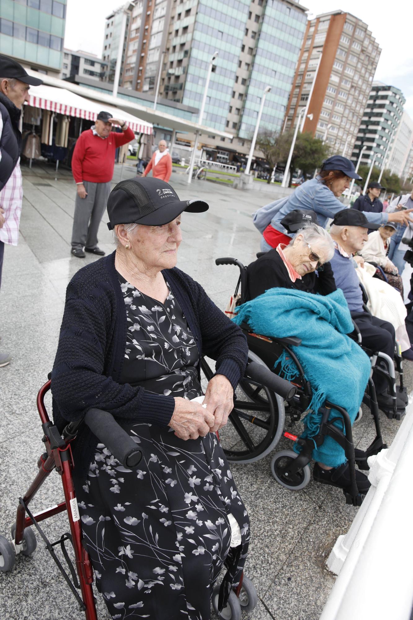 Los mayores de una residencia de Zamora visitan Gijón para ver por primera vez el mar (en imágenes)