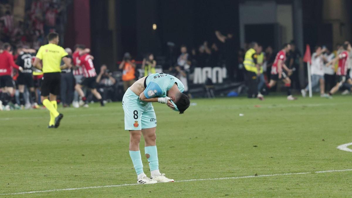 Manu Morlanes se lamenta tras macrar el Athletic el penalti que les daba la Copa