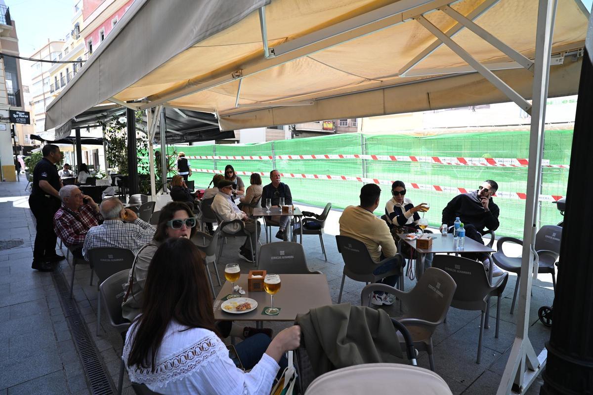 El vallado perimetral con lona verde fue lo primero que la empresa adjudicataria de la reforma del Mercado Central instaló, separando las obras de las terrazas de la plaza de las Flores