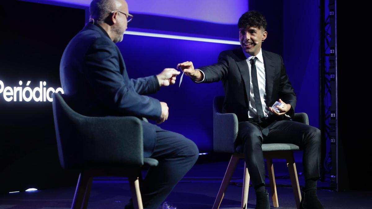 Sergi Mas y el Mago Pop, en la gala de Català de l'Any celebrada este lunes en el DHUB.