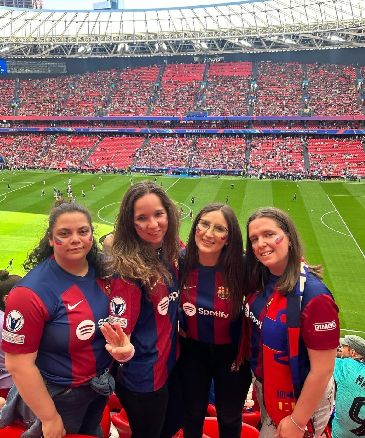 Julia with her friends in the Champions League final in San Mamés