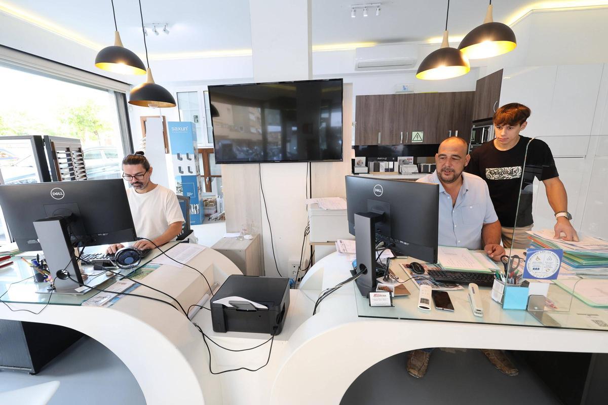 Gabriel, uno de los trabajadores de la empresa, junto a Isaac y Gabriel Calderón.