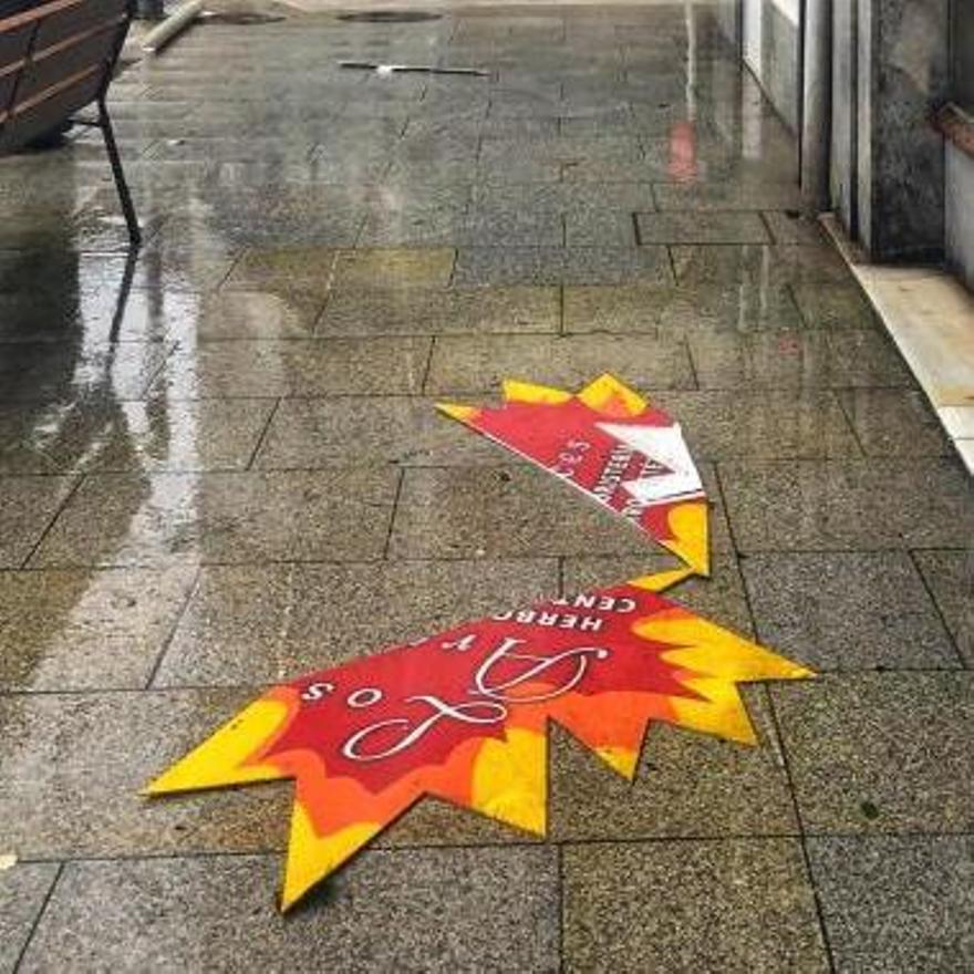 Un cartel derribado por el viento en la céntrica plaza de la farola de A Estrada.