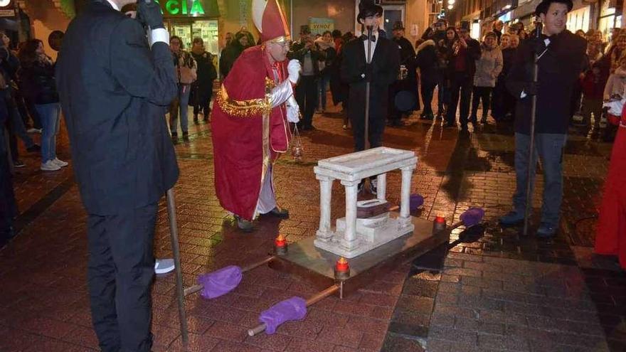 El cortejo fúnebre hizo un pequeño parón en Santa María, para bendecir a la sardina.