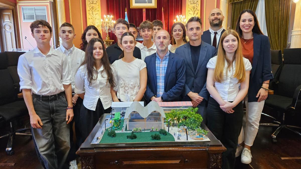 Los alumnos del Santo Ángel presentando su propuesta climática en el consistorio