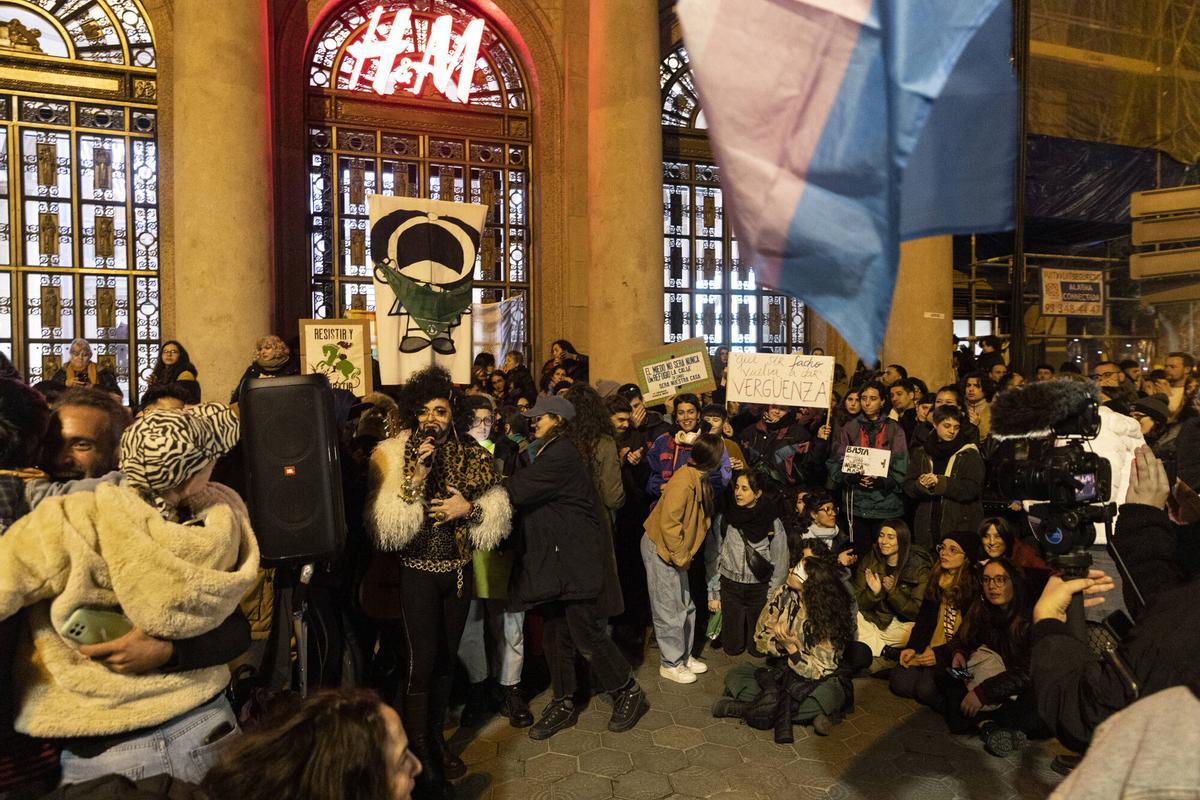 Manifestación frente al Consulado de Argentina en Barcelona contra Milei por dichos anti LGTB+ en Davos