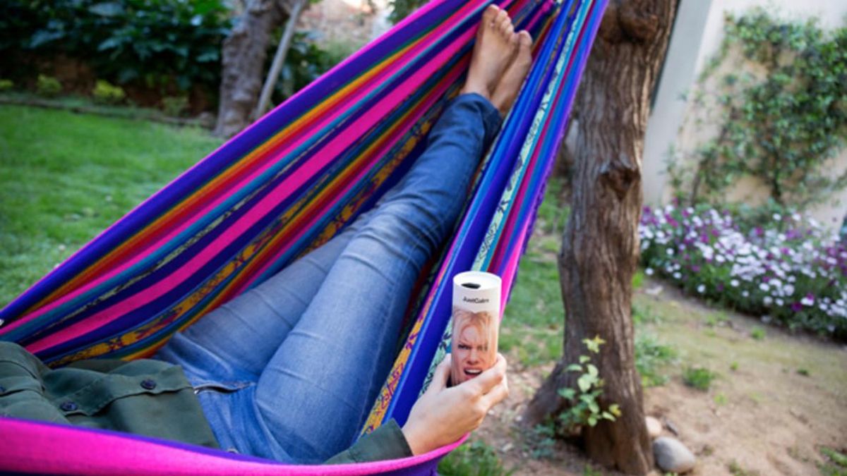 Una mujer descansa mientras degusta JustCalm.