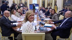 La ministra de Educación, Formación Profesional y Deportes, Pilar Alegría (c), preside la Conferencia Sectorial de Educación, en la sede del Ministerio, a 13 de diciembre de 2023, en Madrid (España).