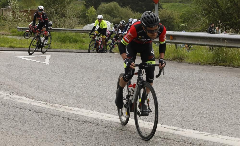 Segunda etapa de la Vuelta a Asturias entre Ribera de Arriba y el Alto del Acebo.