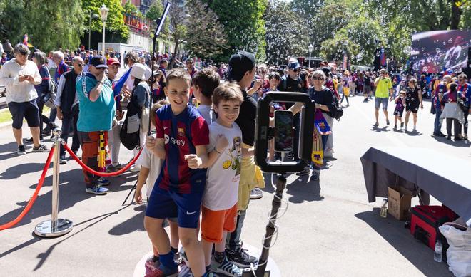 ¡Locura en Bilbao! Miles de aficionados y ambientazo en la fan zone del Barça