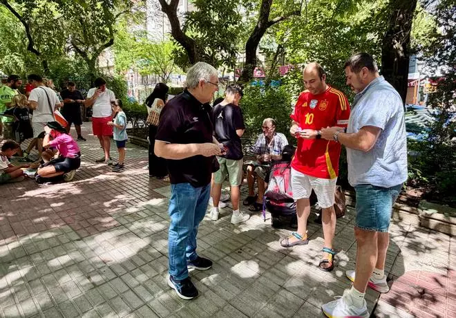 La final del Mundial también se disputa en Cáceres: niños y padres buscan sus últimos cromos en Cánovas