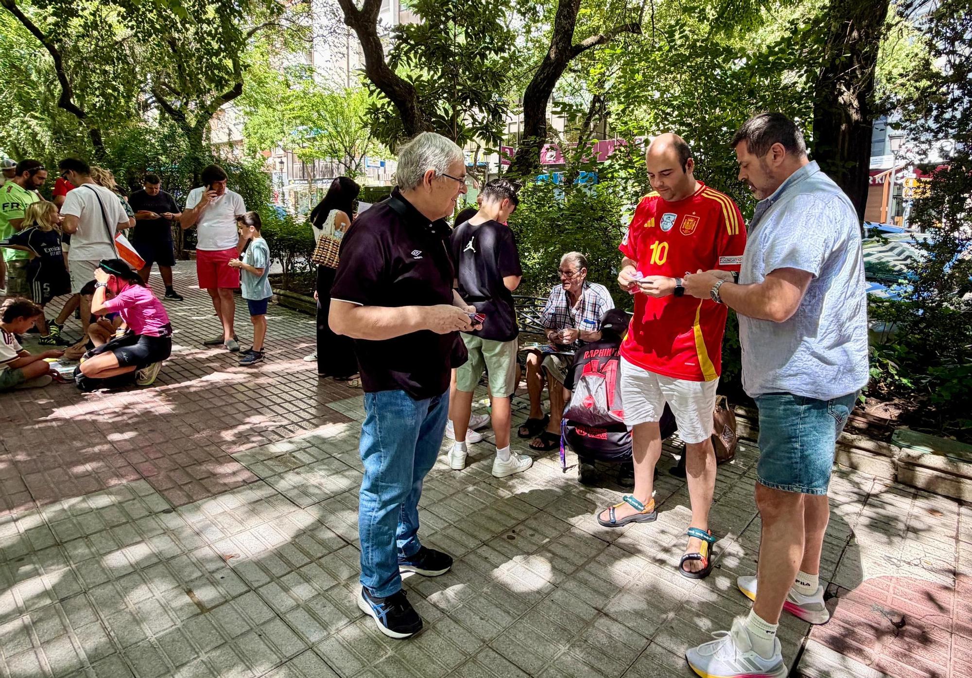 La quedada de cromos ha vuelto a reunir a niños y adultos en Cánovas antes de la final del Mundial.