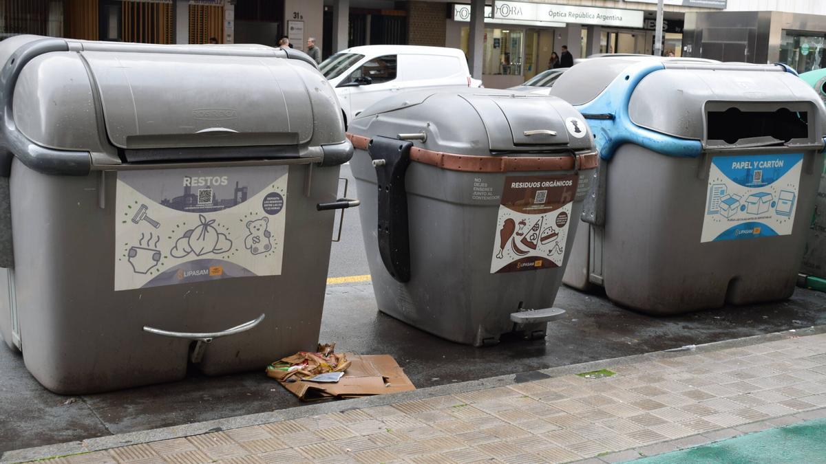 Contenedores de basura en una calle de Sevilla.