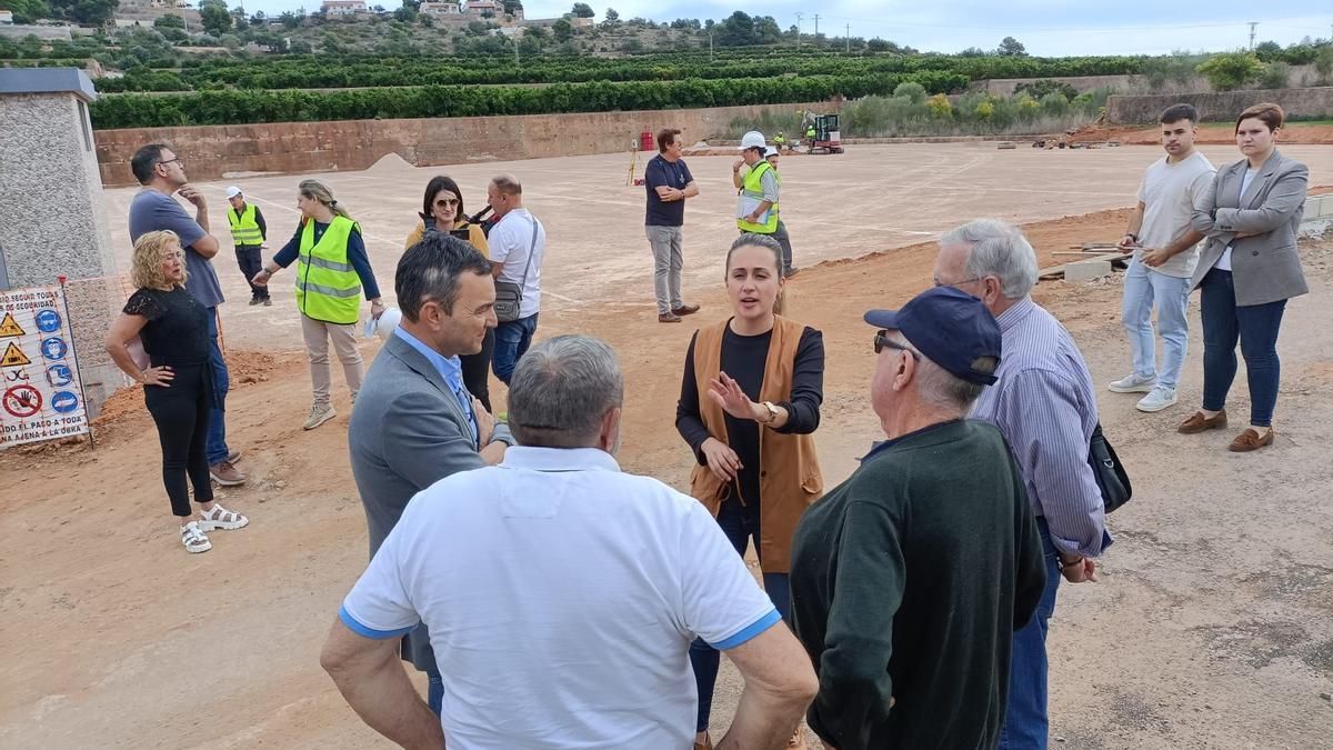 La alcaldesa, Tania Baños, junto al director general, Antonio Quintana, y representantes de las sociedades de riego.