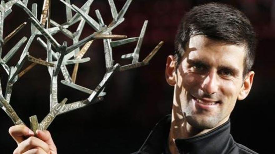 Djokovic posa con su trofeo